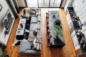 المنشأة من الداخل