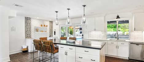 ثلاجة، ميكروويف، فرن، موقد طهي مسطح