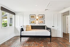 17 Schlafzimmer, Schreibtisch, Bügeleisen/Bügelbrett, Reisekinderbett