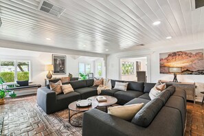 TV, offices - Luxury Desert Homes | Expansive Backyards (Scottsdale)