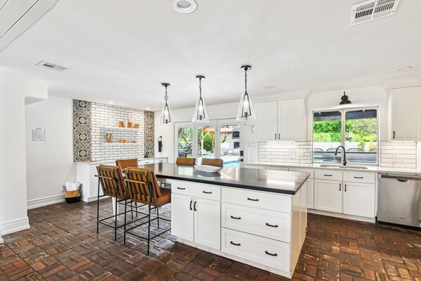 Fridge, microwave, oven, stovetop - Luxury Desert Homes | Expansive Backyards (Scottsdale)