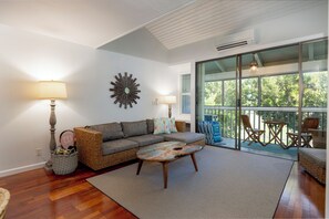 Smart TV - Turtle Bay East 1 Bedroom with Loft SLEEPS 4-6 (Kahuku)