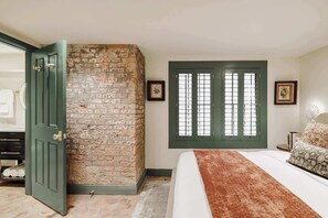 18 slaapkamers, een bureau, een strijkplank/strijkijzer, wifi