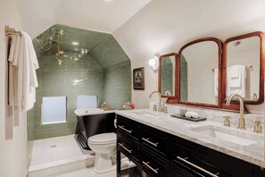 Douche, sèche-cheveux, serviettes fournies