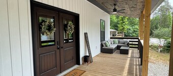 3-bedroom house in Burnside - Walking Distance to the Lake.