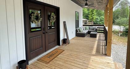 3-bedroom house in Burnside - Walking Distance to the Lake.