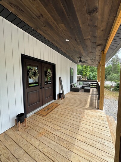 3-bedroom house in Burnside - Walking Distance to the Lake.