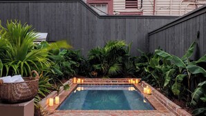 Una piscina al aire libre, una piscina climatizada