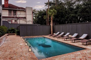 Utendørsbasseng og et oppvarmet basseng