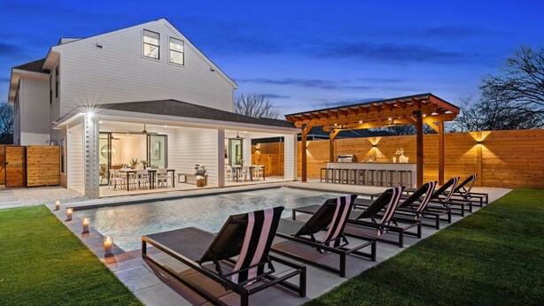 Uma casa moderna com piscina, área de estar ao ar livre e churrasqueira.