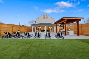 Outdoor dining - Modern Luxury Homes | Private Pool (Austin)