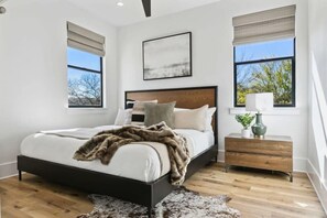 14 bedrooms, desk, iron/ironing board, free WiFi - Modern Luxury Homes | Private Pool (Austin)