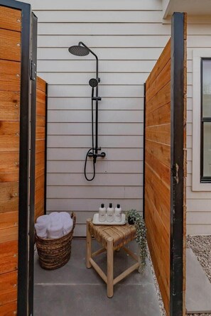 Shower, hair dryer, towels, shampoo - Modern Luxury Homes | Private Pool (Austin)