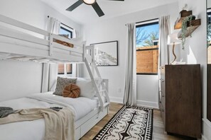 14 bedrooms, desk, iron/ironing board, free WiFi - Modern Luxury Homes | Private Pool (Austin)