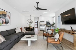 TV, offices - Modern Luxury Homes | Private Pool (Austin)