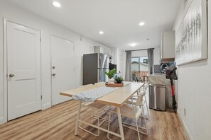 Dining - 2-BD/2-BA Apartment w Pool & Patio (Dallas)