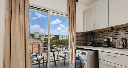 2-BD/2-BA Apartment w Pool & Patio (30+ days)