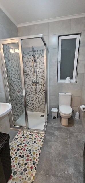 Hårtørrer, bidet, håndklæder, Sæbe