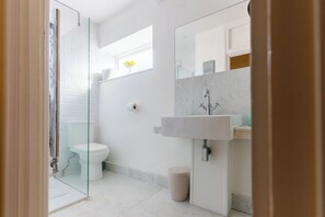 Shower, hair dryer, towels, soap - Witty Fox Cottages - No.18 - 2 Bedrooms (Bruton)