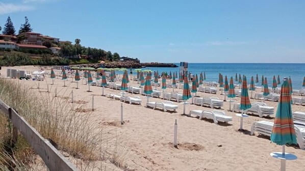 Aan een privéstrand, wit zand