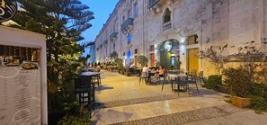 Outdoor dining - New and Modern Valletta 3 Bedrooms 3 Bathrooms Flat (Il-Belt Valletta)