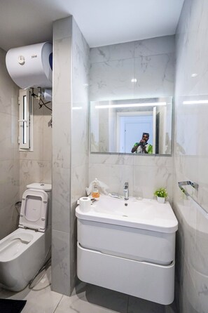Shower, hair dryer, towels, soap - New and Modern Valletta 3 Bedrooms 3 Bathrooms Flat (Il-Belt Valletta)