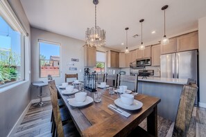 Dining - Casa De Red Rock I Pet-Friendly I Pool & Fitness Center I EV Charger (Kanab)