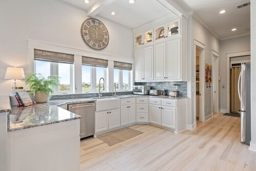 Breathe Easy - Beachfront - Pool & Spa -Elevator - Gated community - 5+ Bdrms