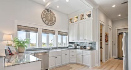 Breathe Easy - Beachfront - Pool & Spa -Elevator - Gated community - 5+ Bdrms