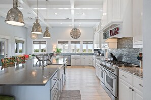 Køleskab, mikrobølgeovn, opvaskemaskine, kaffe-/temaskine