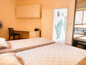 3 bedrooms, desk, iron/ironing board, WiFi