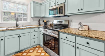 Spacious 4-bedroom house with Fenced-In backyard near UNC and Chapel Hill