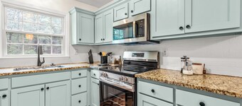 Spacious 4-bedroom house with Fenced-In backyard near UNC and Chapel Hill