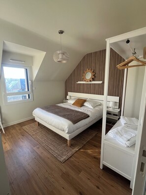 4 chambres, fer et planche à repasser, lit de bébé portatif, Wi-Fi