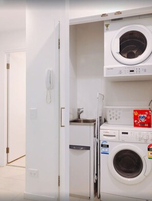 Interior - Modern City View Apt Parking Pool Wifi for Busniess & Leisure (Newstead)