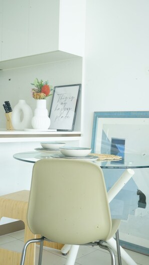 Dining - Modern City View Apt Parking Pool Wifi for Busniess & Leisure (Newstead)