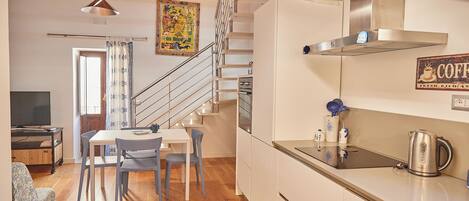 Frigorifero, microonde, forno, piano cottura