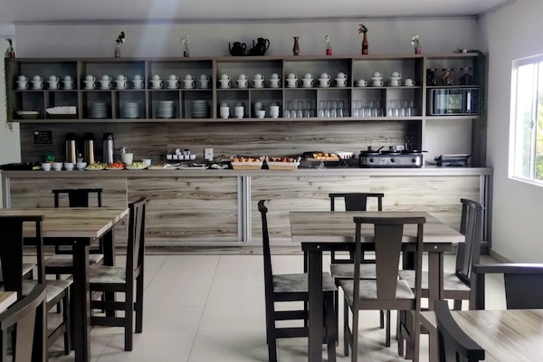 Café da manhã com buffet grátis todos os dias