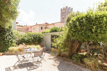 Outdoor dining. Casa La Palma - Two Bedroom Apartment, Sleeps 5