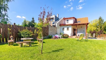 Family House, Multiple Bedrooms, 2 Bathrooms, Lakeside (Lakeside Serenity House) | Outdoor dining