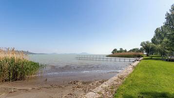 Rumah Keluarga, beberapa kamar, 2 kamar mandi, tepi danau (Lakeside Serenity House) | Pantai