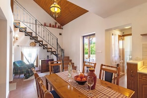 Family House, Multiple Bedrooms, 2 Bathrooms, Lakeside (Lakeside Serenity House) | Tempat makan