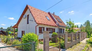 Family House, Multiple Bedrooms, 2 Bathrooms, Lakeside (Lakeside Serenity House) | Exterior