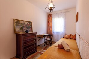 Familienhaus, Mehrere Schlafzimmer, 2 Bäder, Seeseite (Lakeside Serenity House) | 3 Schlafzimmer, kostenloses WLAN, Bettwäsche