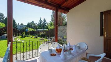 Family House, Multiple Bedrooms, 2 Bathrooms, Lakeside (Lakeside Serenity House) | Outdoor dining
