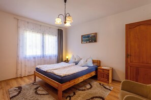 Familienhaus, Mehrere Schlafzimmer, 2 Bäder, Seeseite (Lakeside Serenity House) | 3 Schlafzimmer, kostenloses WLAN, Bettwäsche