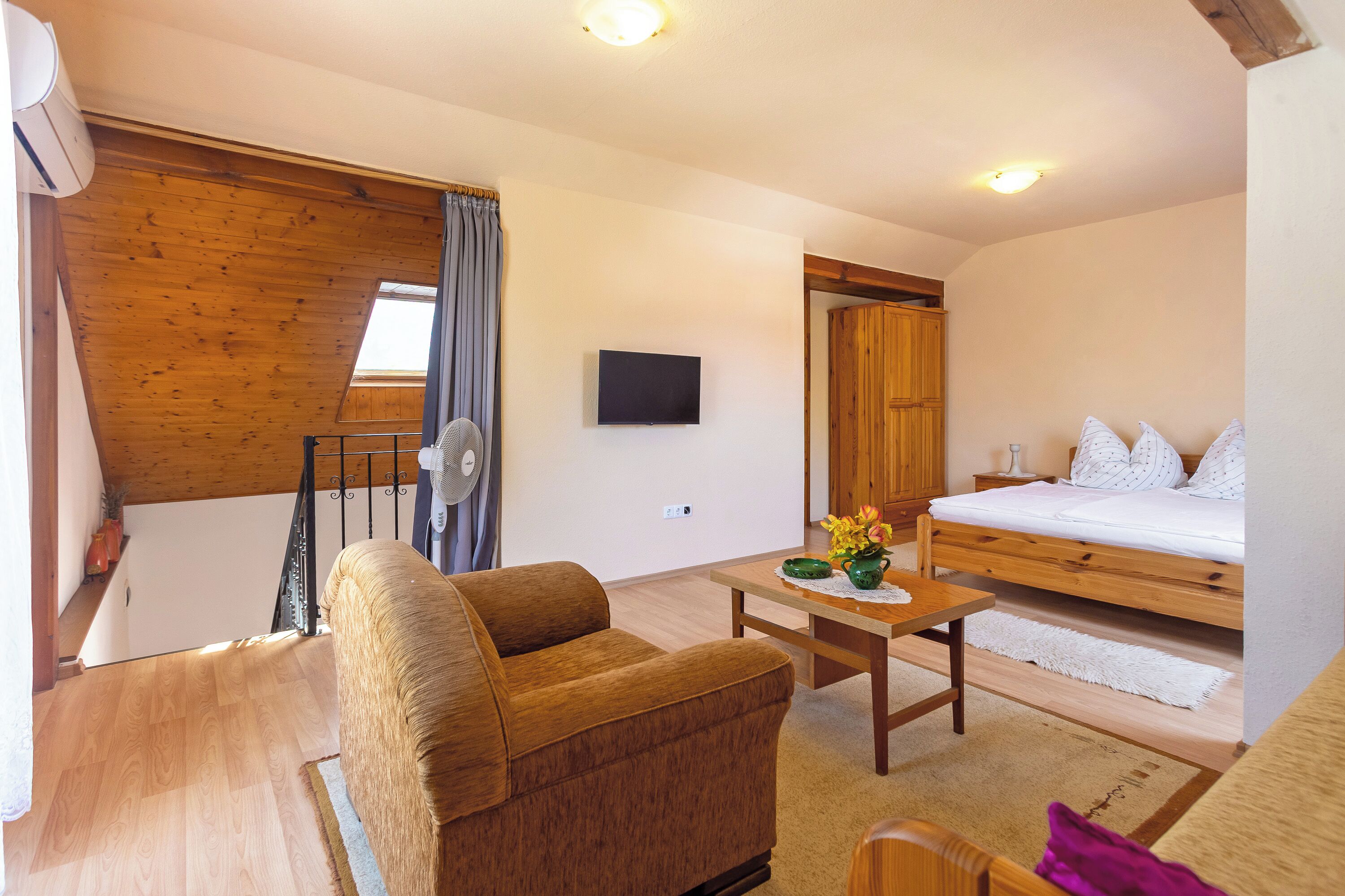 Family House, Multiple Bedrooms, 2 Bathrooms, Lakeside (Lakeside Serenity House) | 3 bedrooms, free WiFi, bed sheets