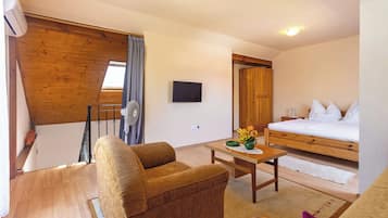 Family House, Multiple Bedrooms, 2 Bathrooms, Lakeside (Lakeside Serenity House) | 3 bedrooms, free WiFi, bed sheets