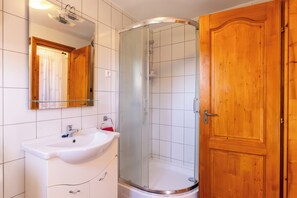 Family House, Multiple Bedrooms, 2 Bathrooms, Lakeside (Lakeside Serenity House) | Bathroom - Lakeside Serenity House (Balatonbereny)