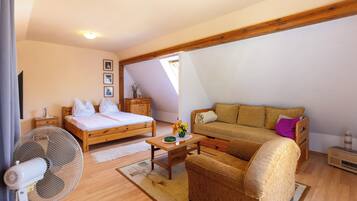Family House, Multiple Bedrooms, 2 Bathrooms, Lakeside (Lakeside Serenity House) | 3 bedrooms, free WiFi, bed sheets